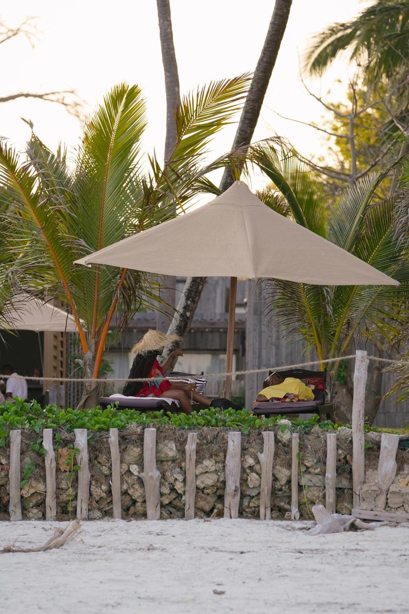 Lalagalu - Beachfront Ecocabins Diani Beach Esterno foto